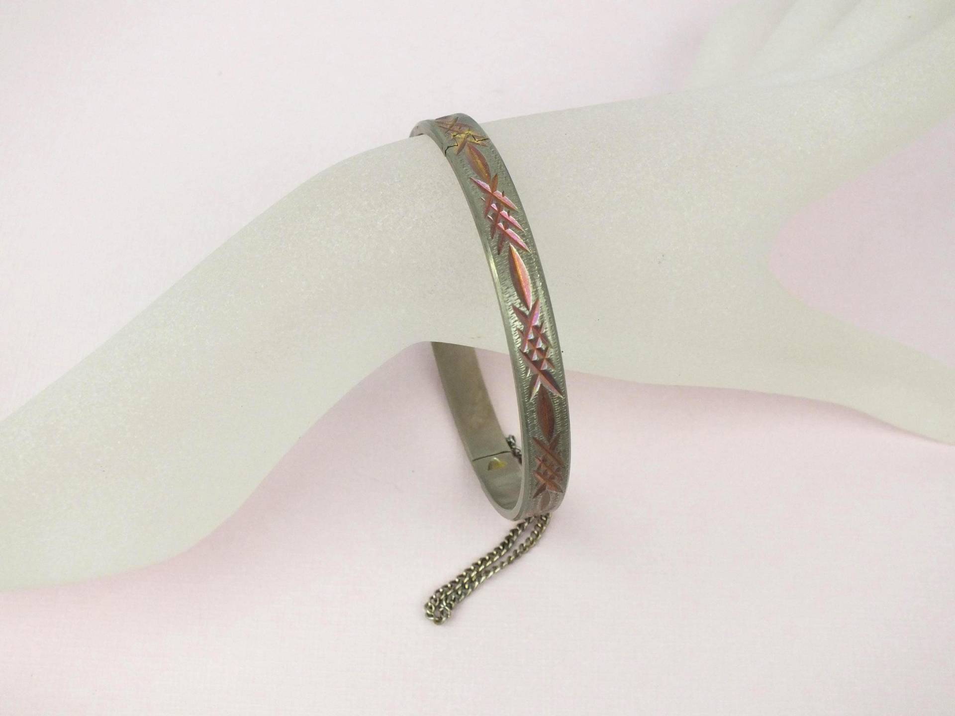 Vintage Damen Armreifen Silbernes Metall Mit Rosa Gravur - Alter Modeschmuck Klapparmreifen von schmuckesBerlin