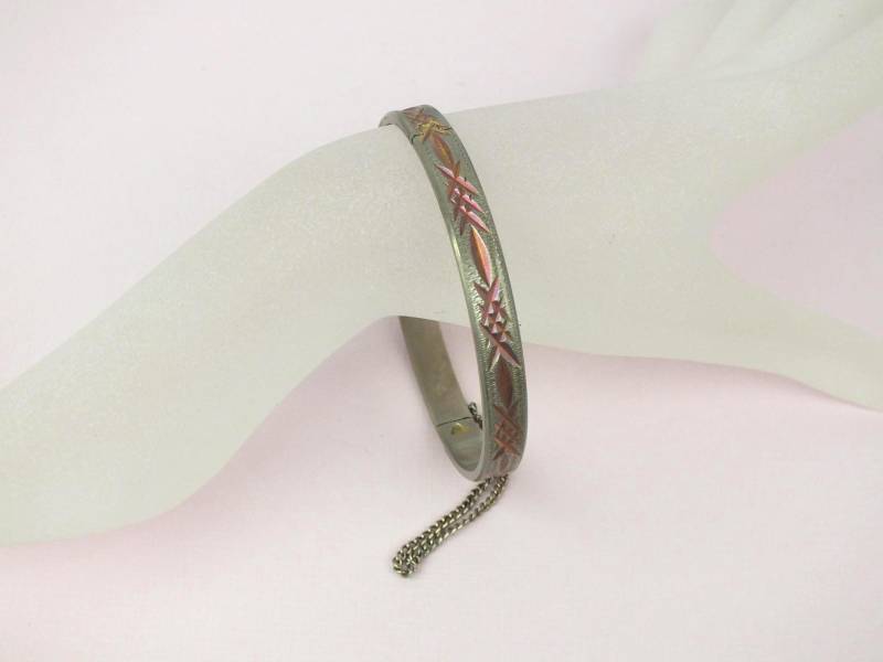 Vintage Damen Armreifen Silbernes Metall Mit Rosa Gravur - Alter Modeschmuck Klapparmreifen Vintage Damen Armreifen Silbernes Metall Mit Rosa Gravur - Alter Modeschmuck Klapparmreifen von schmuckesBerlin