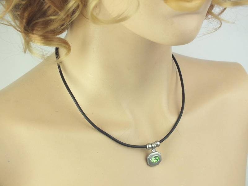Vintage Damen Halskette Mit Grünem Strass Anhänger Und Schwarzem Band Silbernem Metall, Modeschmuck Collier 90Er Jahre von schmuckesBerlin
