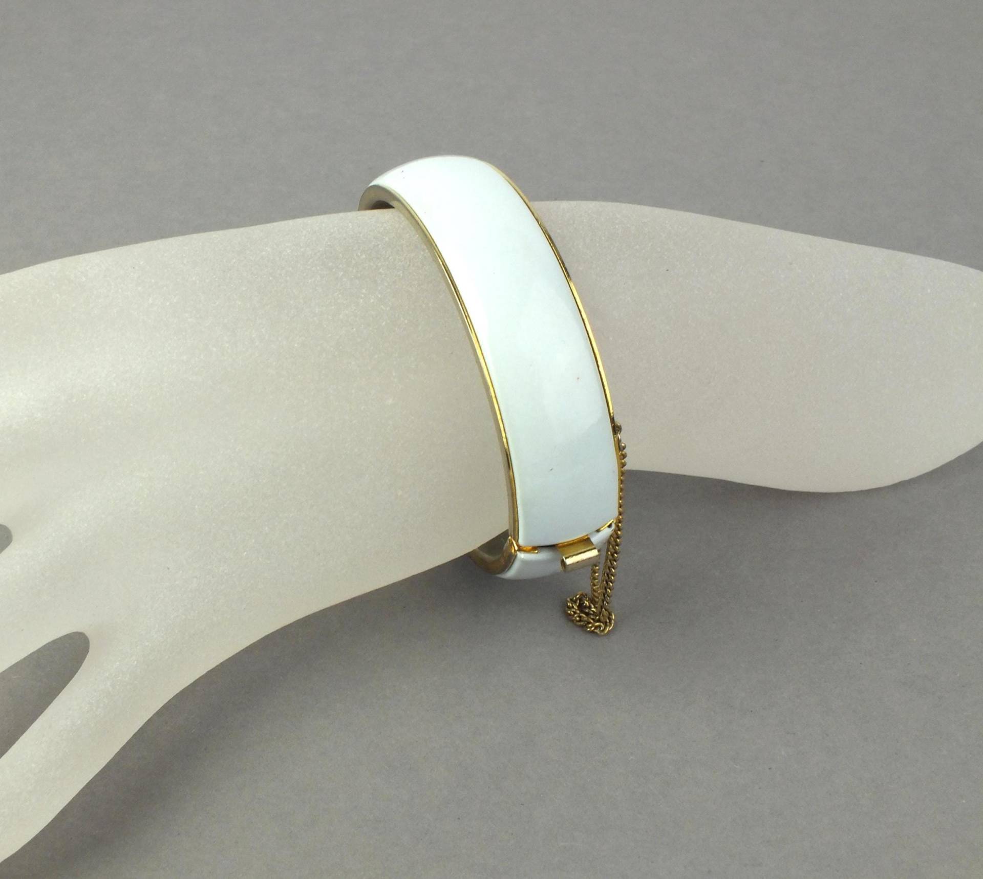 Vintage Damen Klapp Armreifen Weiß Und Goldenes Metall - Ältere Modeschmuck Armspange von schmuckesBerlin