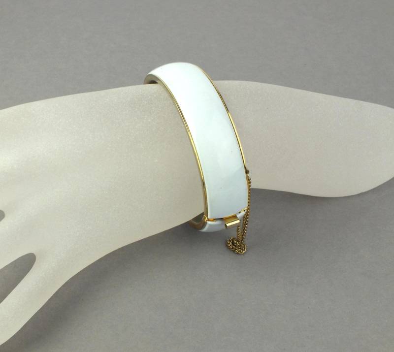 Vintage Damen Klapp Armreifen Weiß Und Goldenes Metall - Ältere Modeschmuck Armspange von schmuckesBerlin