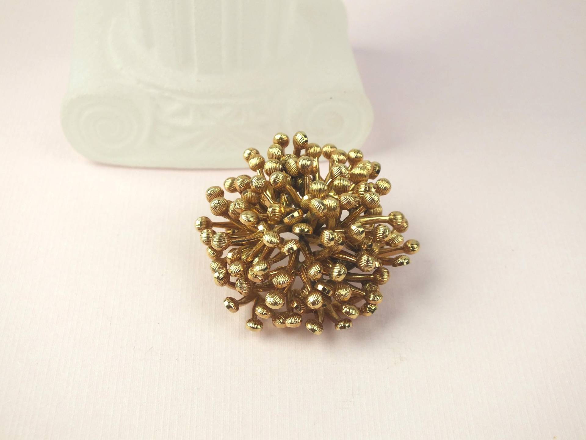 Vintage Von 1968 Grosse' Henkel Germany | Für Dior Brosche Goldenes Metall - Alter Modeschmuck Zierschmuck Anstecknadel von schmuckesBerlin