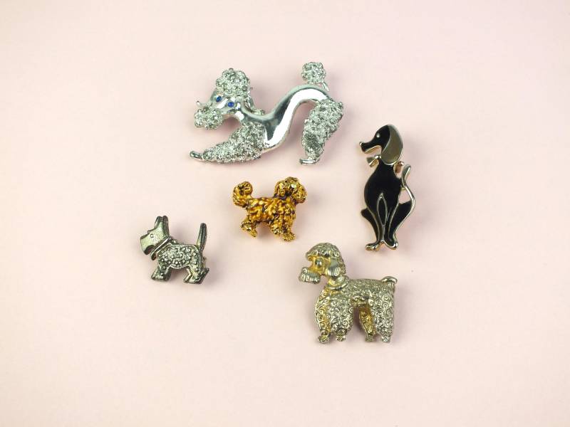 Vintage Hunde Brosche Mit Emaille Und Strass in Gold Silber Farben, Alte Modeschmuck Anstecknadel von schmuckesBerlin