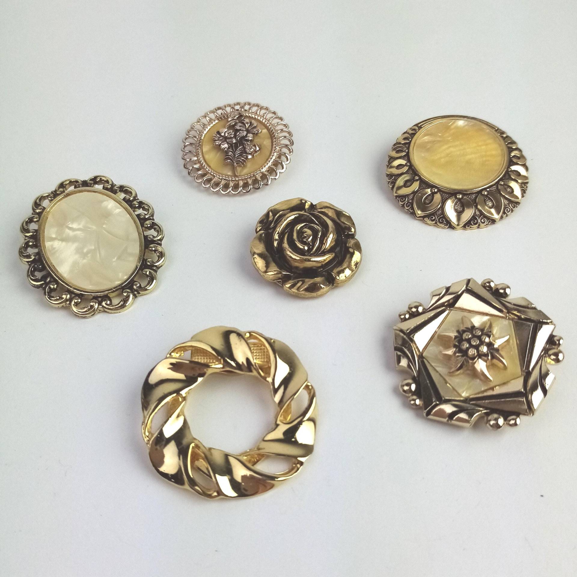 Vintage Kleiderclip Gold/ Beige, Runder Tuch Clip, Alter Modeschmuck, Kleines Geschenk Frauen, Kleiderspange, Geburtstagsgeschenk Für Sie von schmuckesBerlin