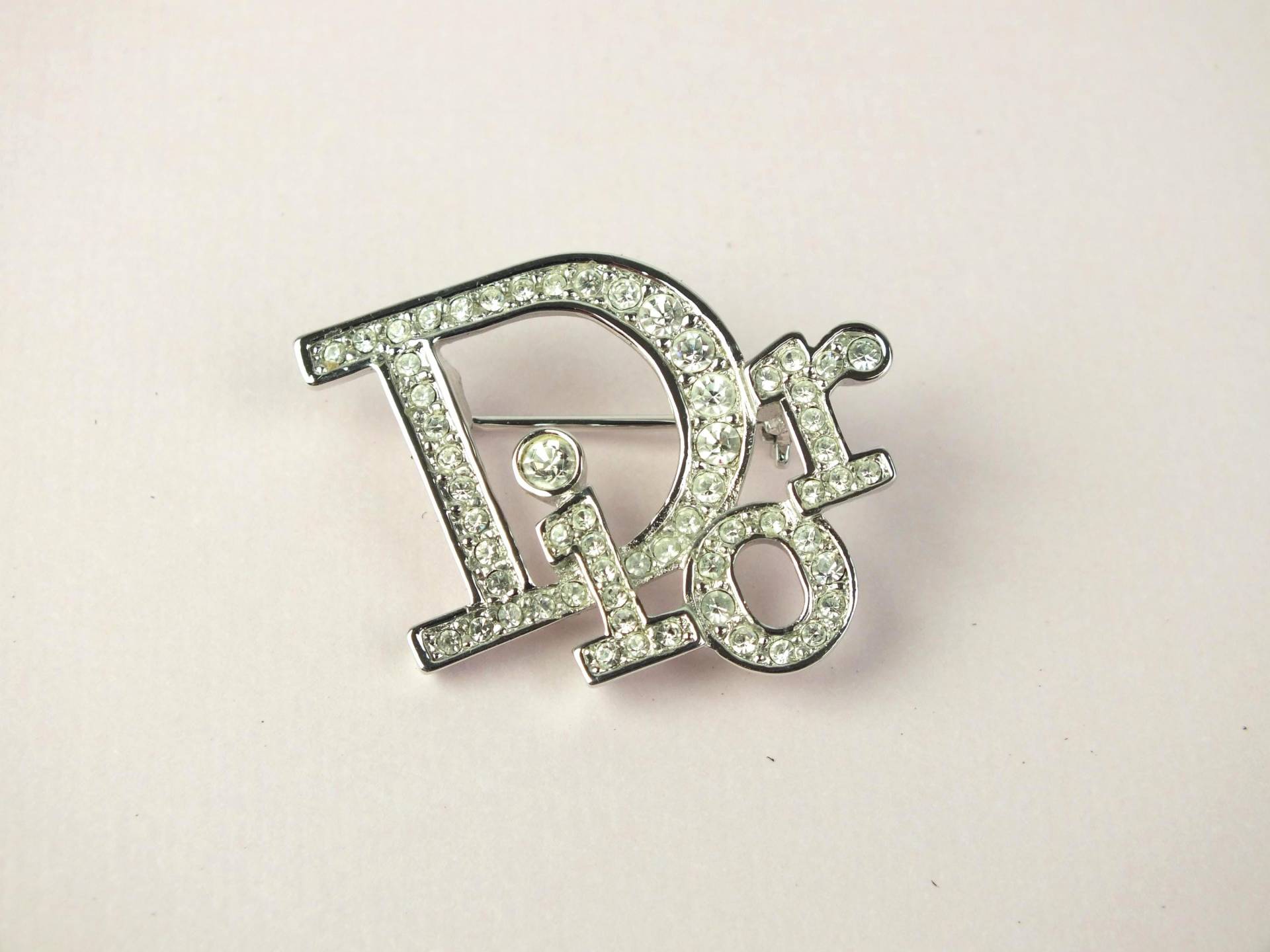 Vintage Logo Christian Dior Brosche Silbern Mit Strass, Designer Modeschmuck Anstecker von schmuckesBerlin