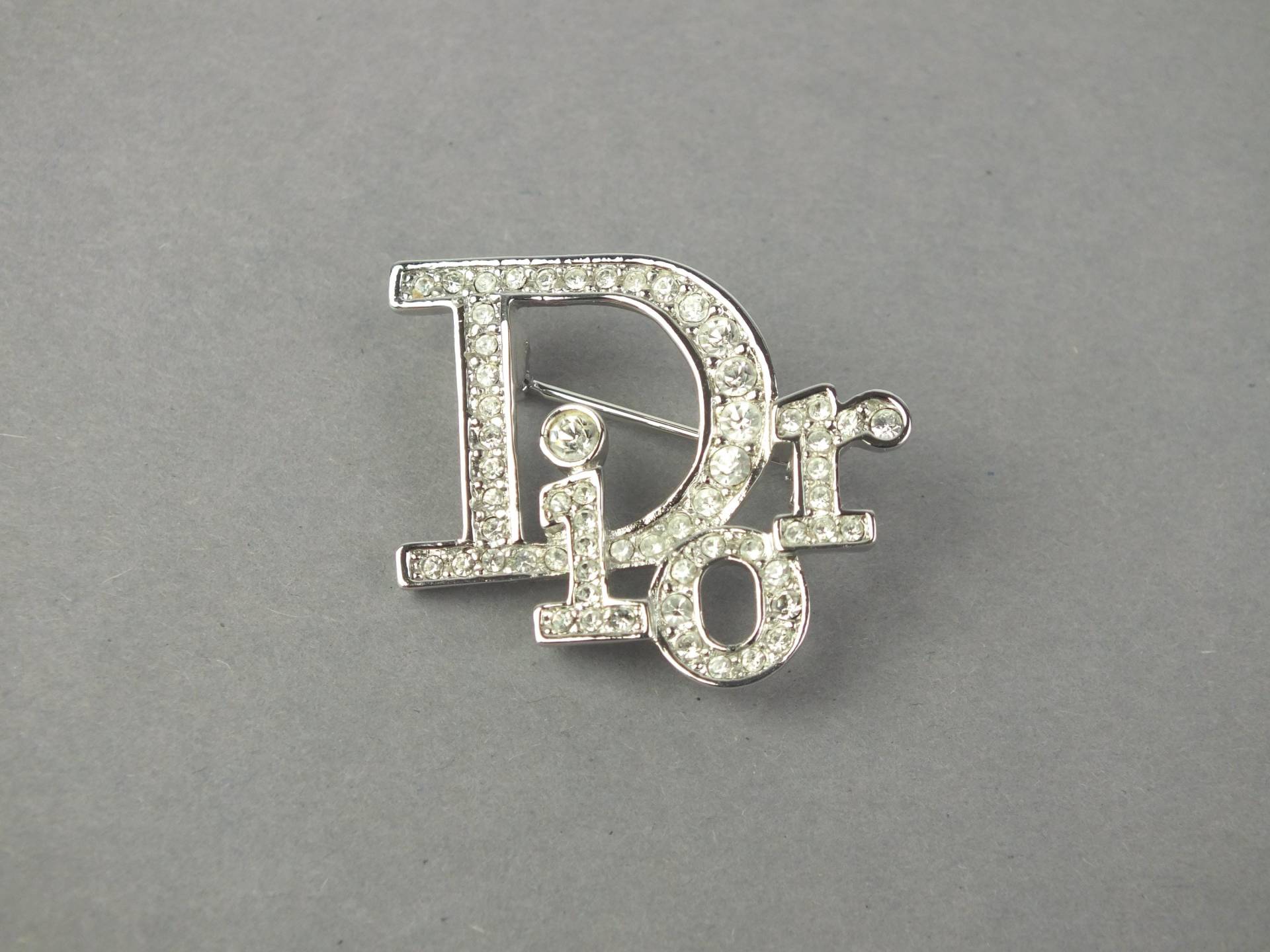Vintage Logo Christian Dior Brosche Silbern Mit Strass, Designer Modeschmuck Anstecker von schmuckesBerlin