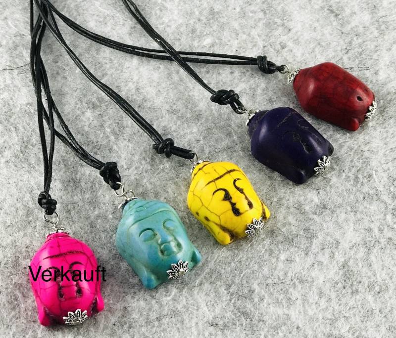 Buddha Anhänger Am Lederbandechte Steineeingefärbter Howlith von schmuckfrieda