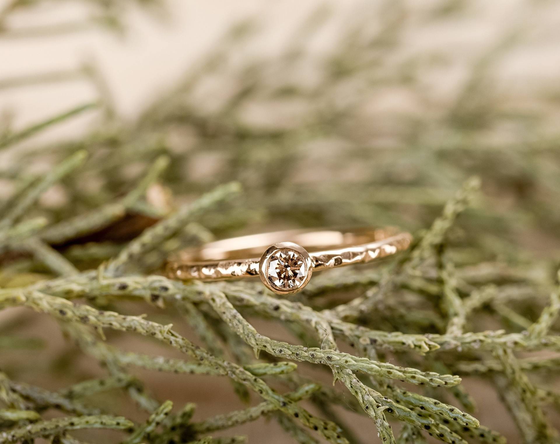 Goldring "Neso' Mit Diamant, 585 Roségold, Verlobungsring, Filigran, Dünn, Diamantring, Zierlich, Solitärring, Solitairering, Brillant, Gold von schmuckgestalterei