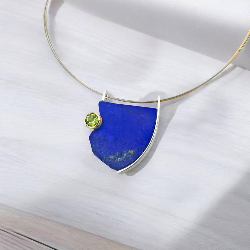 Ausgefallener Lapislazuli Anhänger Mit Grünem Peridot Aus Silber Und Gelbgold I Damenschmuck Kettenanhänger Edelstein Unikatschmuck von schmucklinieshop