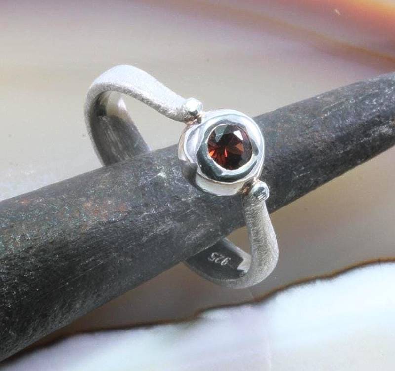Granat Und Silber - Ring von schmuckplantage