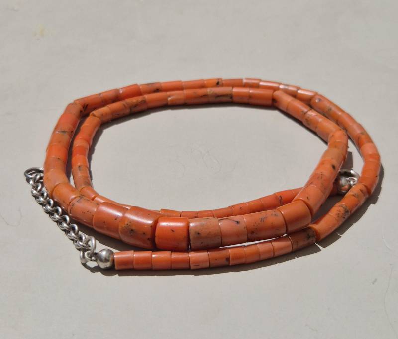 Antike Korallenkette Aus Echter Mittelmeer-Koralle - 95 Perlen in Warmen Orangetönen Antike Korallenkette Aus Echter Mittelmeer-Koralle - 95 Perlen in Warmen Orangetönen von schmuckrauschVINTAGE