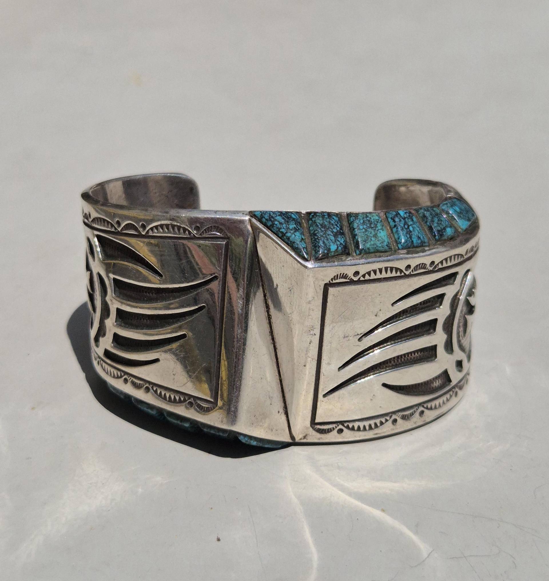 Antiker Damenarmreif Usa 1970Er - 92G Bärentatzen Im Hopi-Stil 12 Türkise Mit Spiderweb-Matrix Sterling Silver Signiert Dd Antiker Damenarmreif Usa 1970Er - 92G Bärentatzen Im Hopi-Stil 12 Türkise Mit Spiderweb-Matrix Sterling Silver Signiert Dd von schmuckrauschVINTAGE