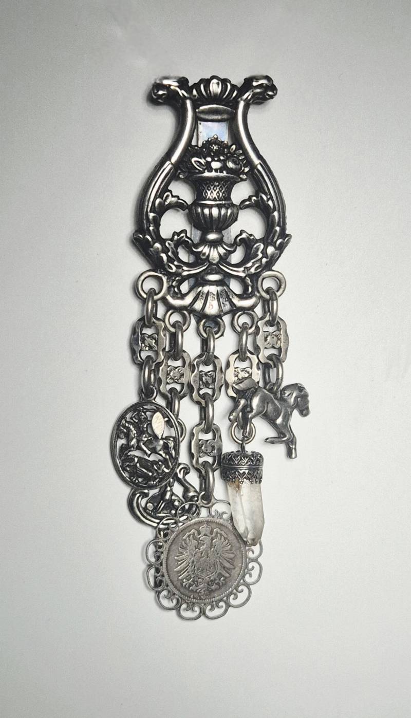 Antiker Jugendstil-Charivari - Rockstecker Mit 5 Silber-Anhängern Antiker Jugendstil-Charivari - Rockstecker Mit 5 Silber-Anhängern von schmuckrauschVINTAGE