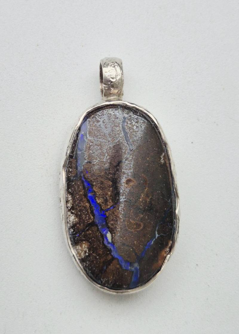 Boulder Opal Anhänger Mit Blauer Ader | 925 Silber Gehämmert Handgefertigter Edelstein Schmuck Unikat 40 Mm I 1460 von schmuckrauschVINTAGE
