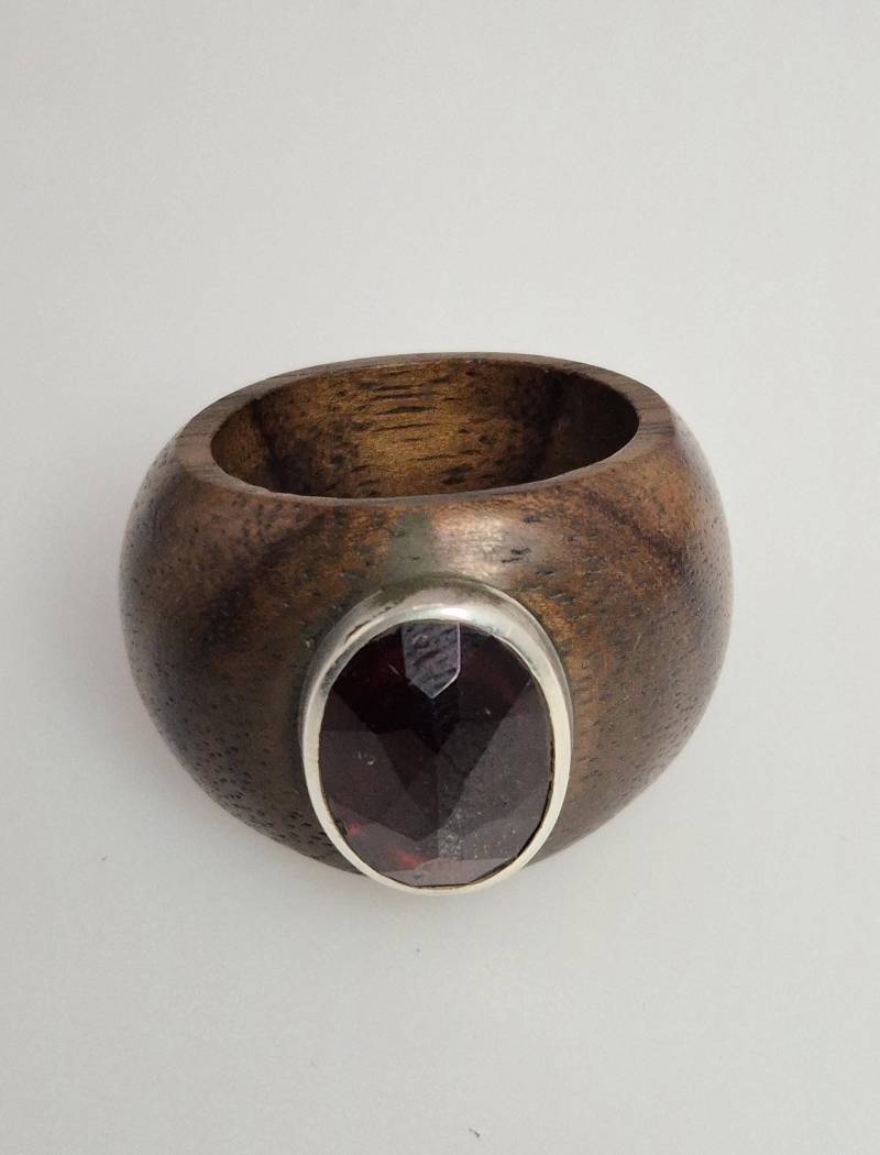 Ebenholz-Silber-Ring Mit Facettiertem Granat Oval, Größe 58 - Schmuckrausch Vintage 1840 Ebenholz-Silber-Ring Mit Facettiertem Granat Oval, Größe 58 - Schmuckrausch Vintage 1840 von schmuckrauschVINTAGE