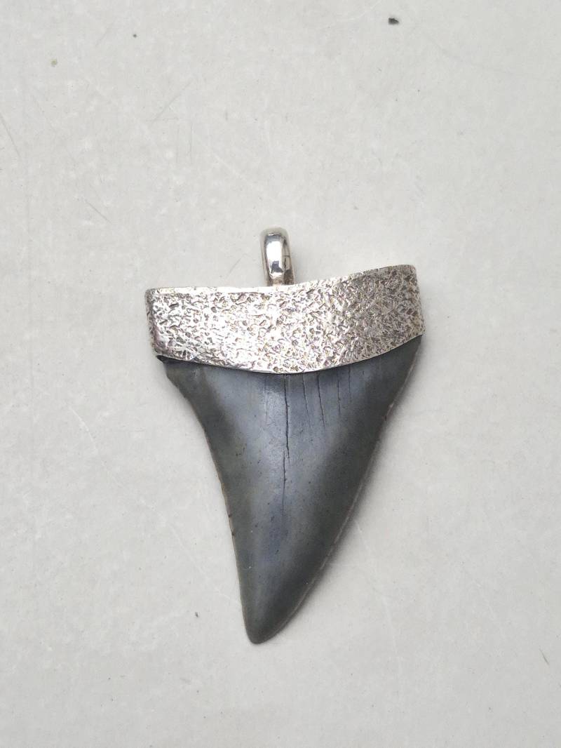 Großer Haizahn Anhänger Mako Hai Fossil South Carolina 925 Silber Hammerschlag 48 Mm I 1539 von schmuckrauschVINTAGE
