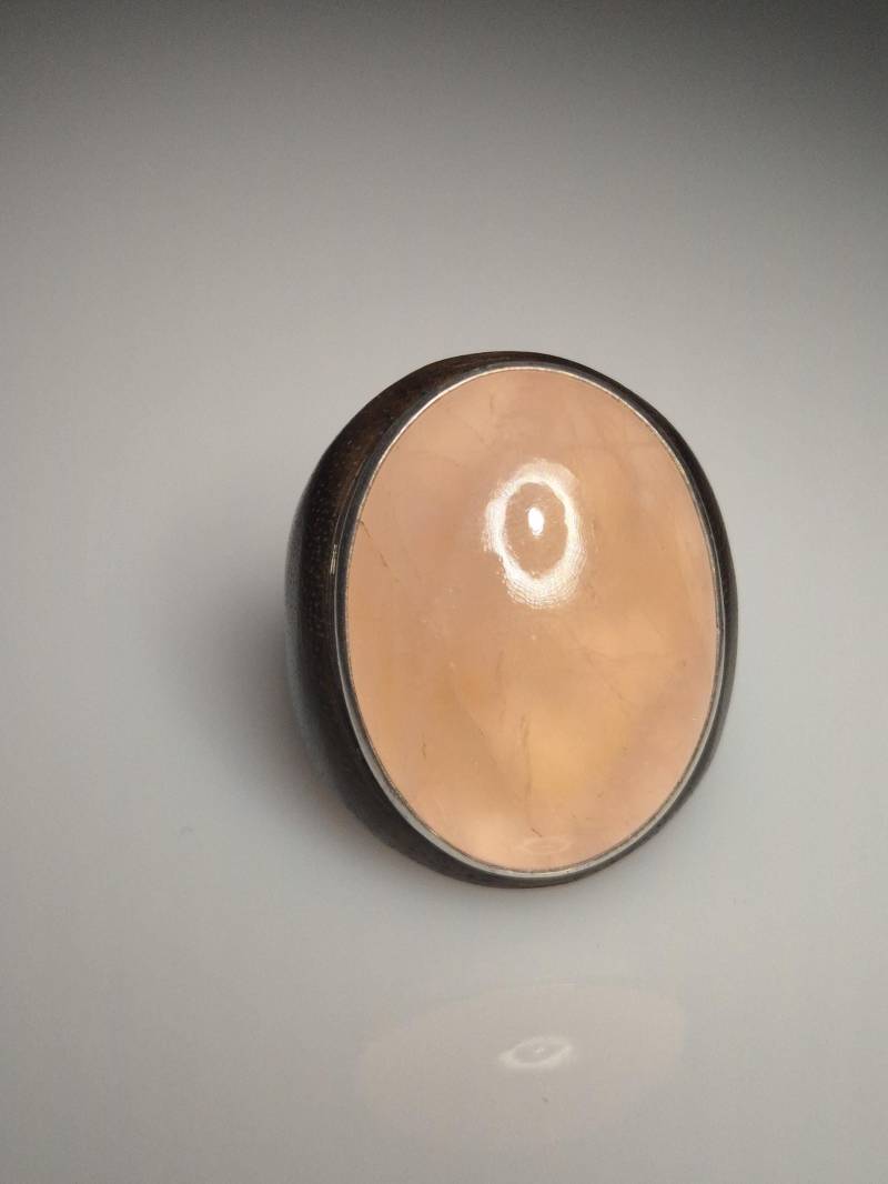 Großer Ring Mit Rosenquarz-Cabochon 33 × 25 Mm - Makassar-Ebenholz & Silber 925 Größe 58 Unikat 1661 Großer Ring Mit Rosenquarz-Cabochon 33 × 25 Mm - Makassar-Ebenholz & Silber 925 Größe 58 Unikat 1661 von schmuckrauschVINTAGE