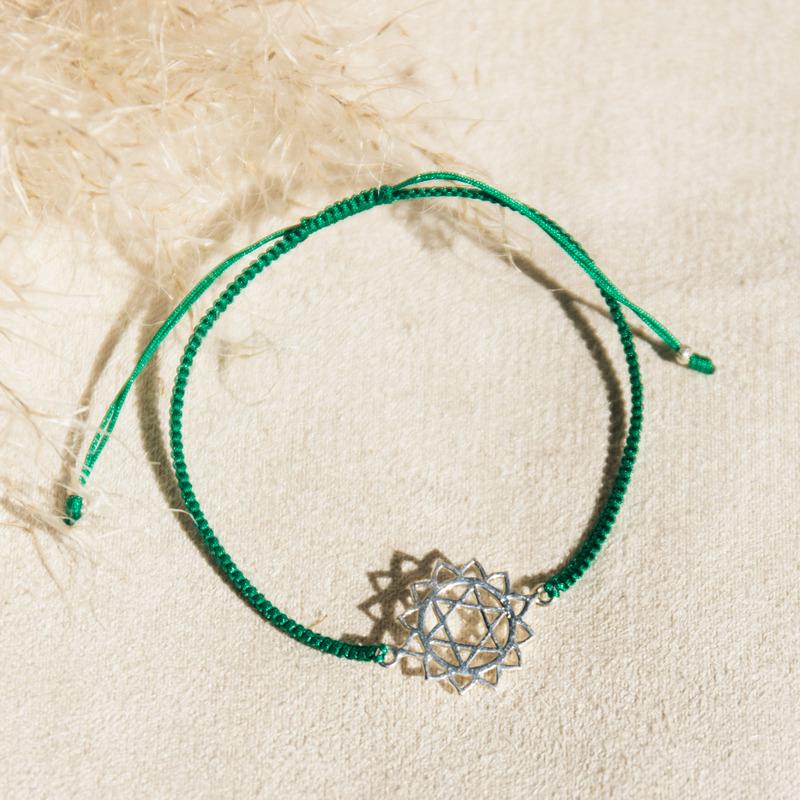 Makramee Armband Herzchakra Anahata Grün 925 Silber Chakra Schmuck Tara Bedeutungskärtchen Geschenk von schmuckrauschVINTAGE