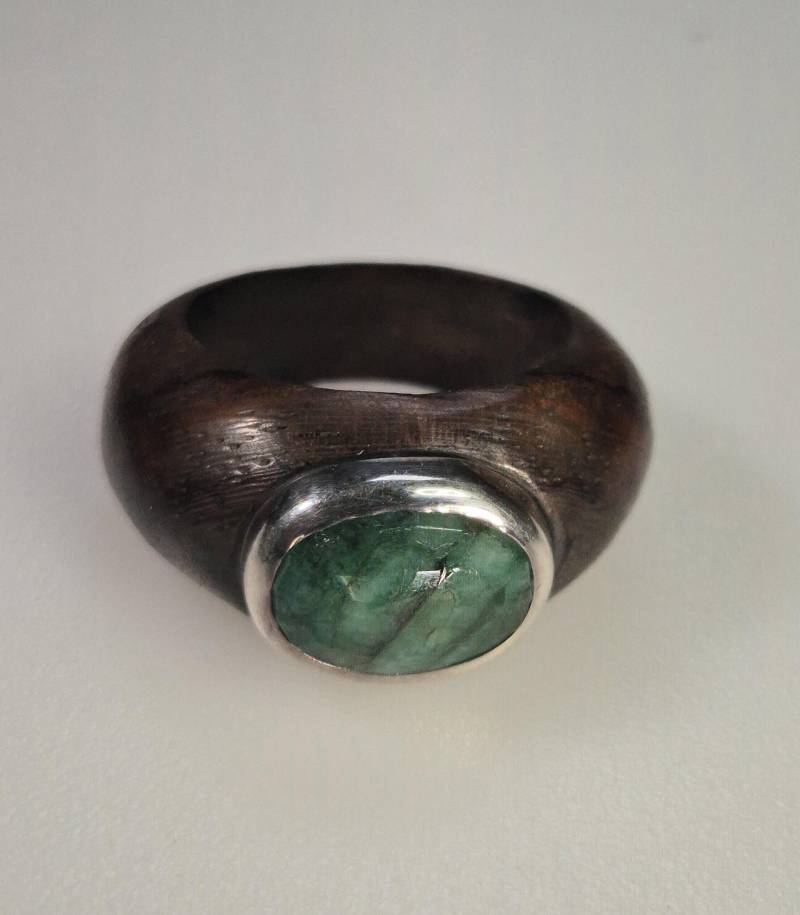 Schmaler Ring Aus Makassar-Ebenholz Mit Smaragd - Facettiert 12 × 9 Mm Dunkelgrün Größe 52 925 Silber Unikat 1751 Schmaler Ring Aus Makassar-Ebenholz Mit Smaragd - Facettiert 12 × 9 Mm Dunkelgrün Größe 52 925 Silber Unikat 1751 von schmuckrauschVINTAGE