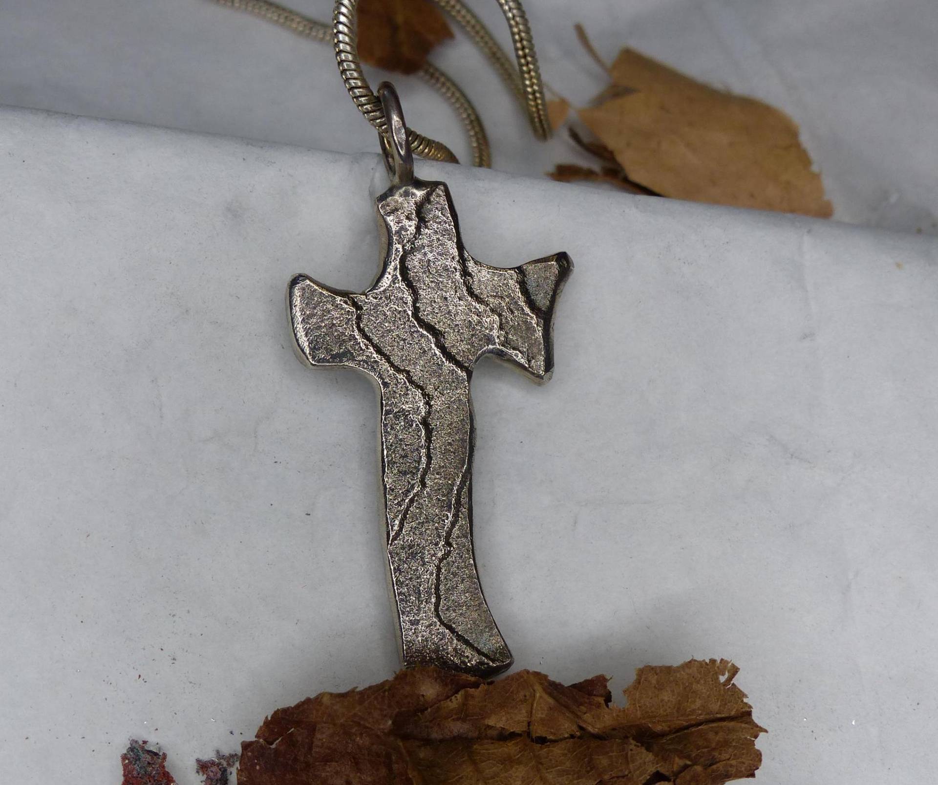 Zarter Kreuz Anhänger Als Sepiaguss -3025 von schmuckspektakel