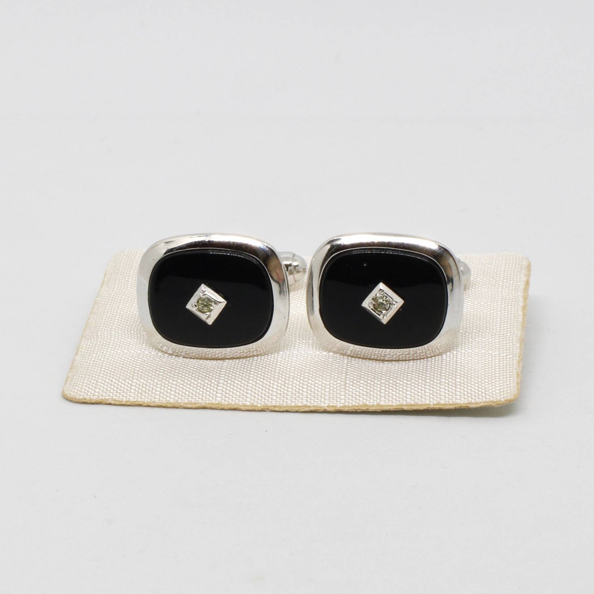 Anson Manschettenknöpfe Silber Farbe Vorne Schwarze Platte Mit Kristall Retro Vintage Herrenschmuck Designer Anson Manschettenknöpfe Silber Farbe Vorne Schwarze Platte Mit Kristall Retro Vintage Herrenschmuck Designer von schmuckvintage2020