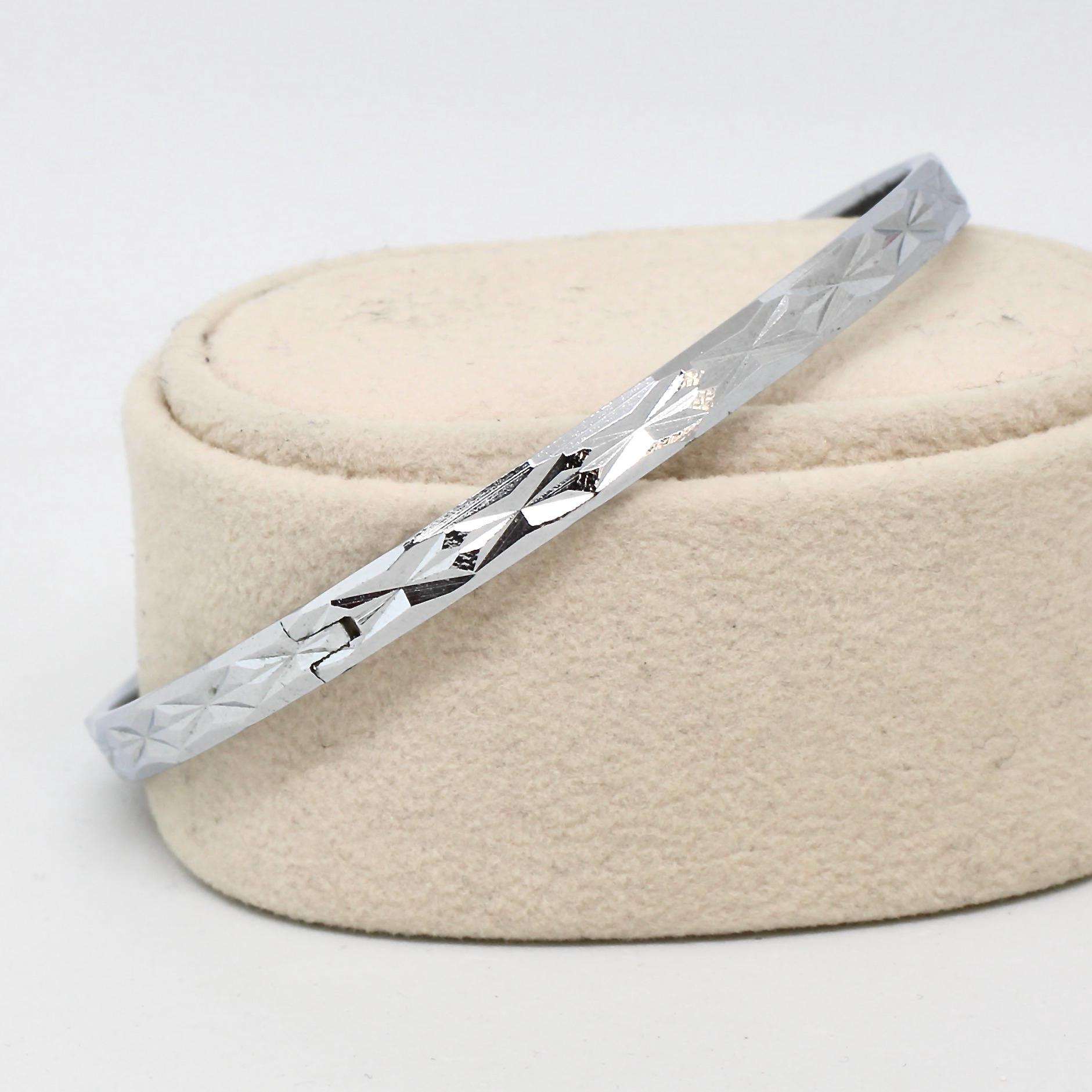 Armreifen Silberfarbe Glänzend Sterne Zum Öffnen Schmal Mädchenschmuck von schmuckvintage2020