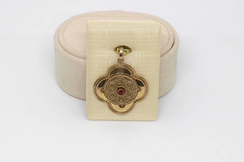 Jugendstil Tombak Anhänger Amulett Floral Goldfarbe Synth. Rubin Stein Rubinrot Antik Für Frau von schmuckvintage2020