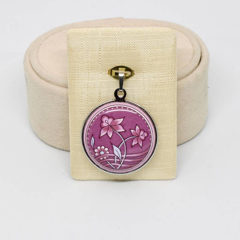 Michaela Frey Anhänger Silber Farbe Rund Floral Rosa Blumen Emaillierte Malerei Österreich Designer Wiener Emaille Manufaktur von schmuckvintage2020