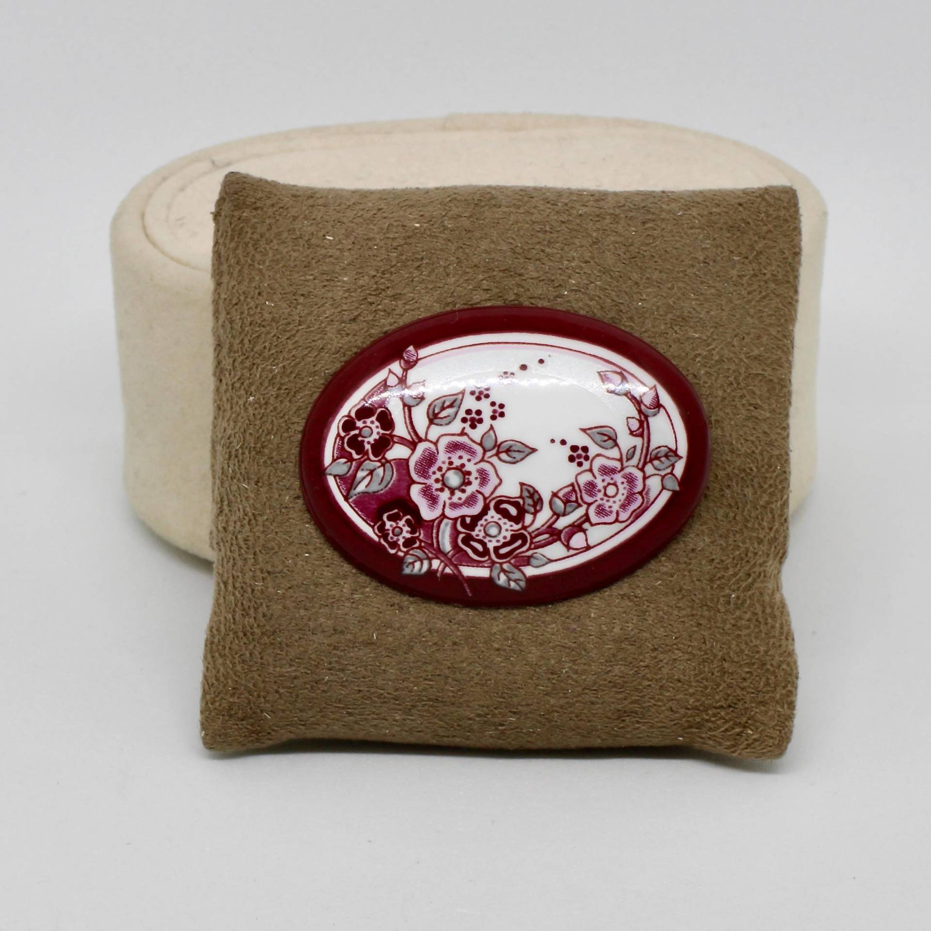 Michaela Frey Brosche Floral Oval Weinrot Weiß Feueremail Designer Österreich Wiener Emaille Manufaktur Damenbrosche von schmuckvintage2020