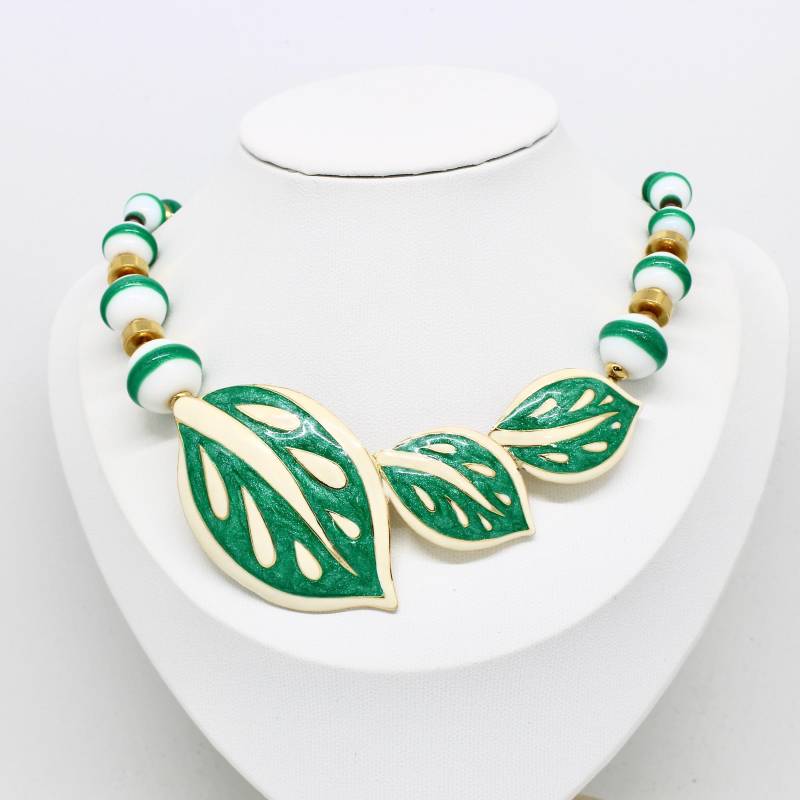 Orena Paris Halscollier Kette Goldfarbig Grün Weiß Glasiert Blattform Glasperlen Designer Vintage Kurze von schmuckvintage2020