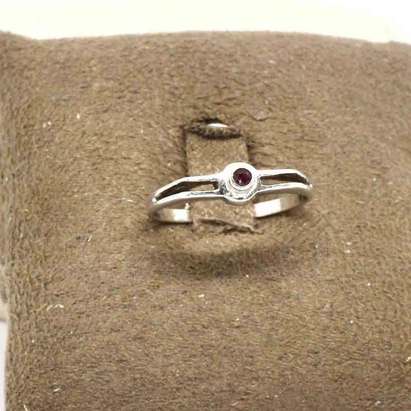 Schmaler Ring Rubin Stein Geschliffen 925 Silber, Vintage Fingerschmuck Damenring Stabil Ringgröße 53 von schmuckvintage2020