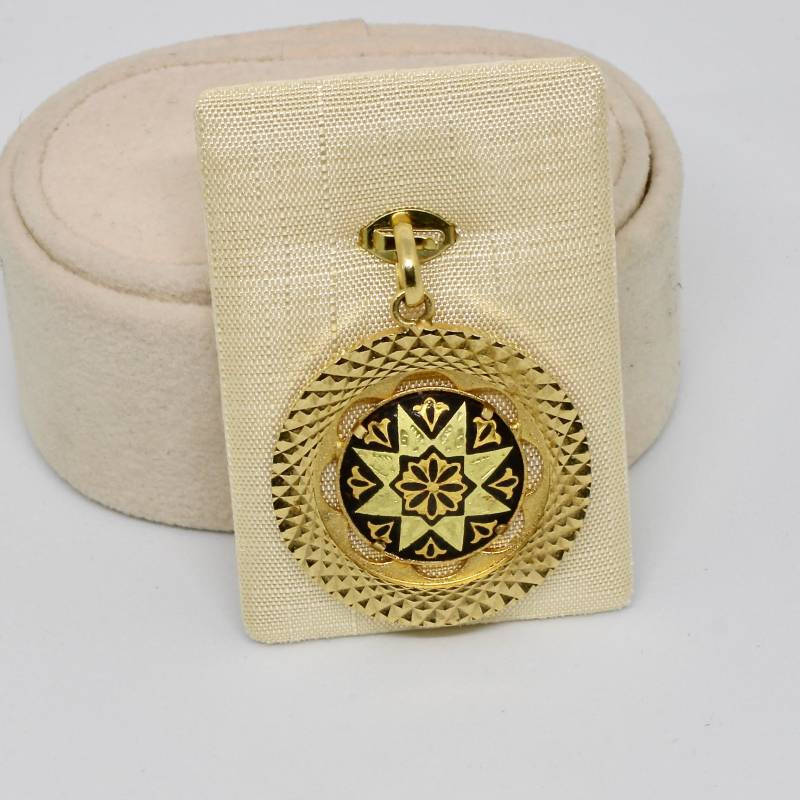 Toledo Anhänger Rund Mit Stern in Gold Farbe Hartvergoldet Aus Spanien von schmuckvintage2020