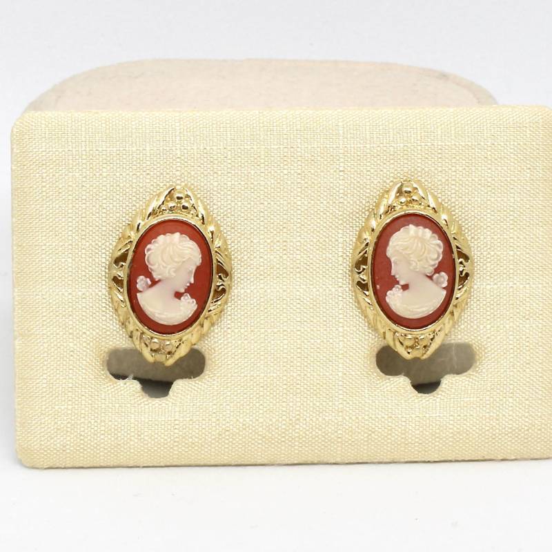 Trifari Ohrclips Goldfarbe Gemme, Kamee Kunststoff Verziert Designer Damen - Ohrringe von schmuckvintage2020