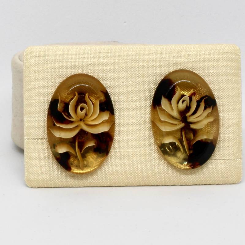 Vintage Damen Ohrclips Oval Kunst - Harz Mit Blumen Dekor Geschnitzt 50Er Jahre von schmuckvintage2020