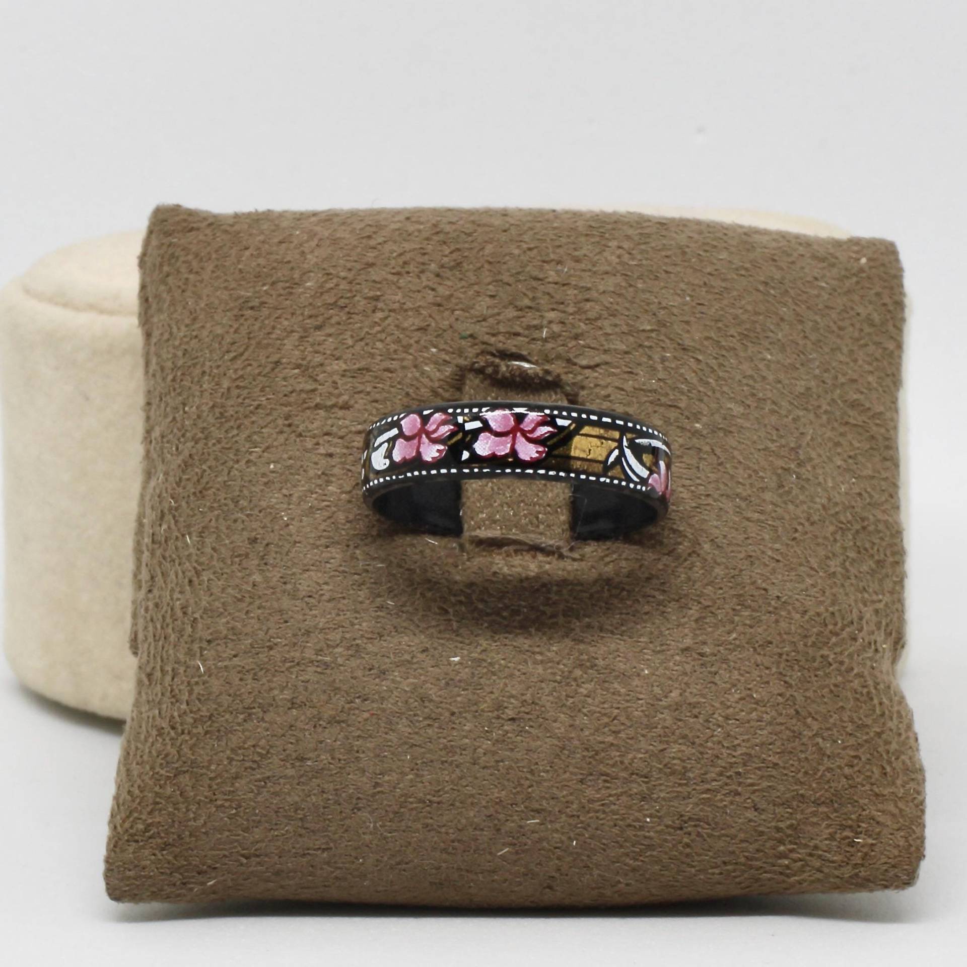 Vintage Ring Bandring Feueremaille Schwarz, Goldfarbe Rosa Floral Gr.55 Verspielt Emailliert 80Er Jahre von schmuckvintage2020