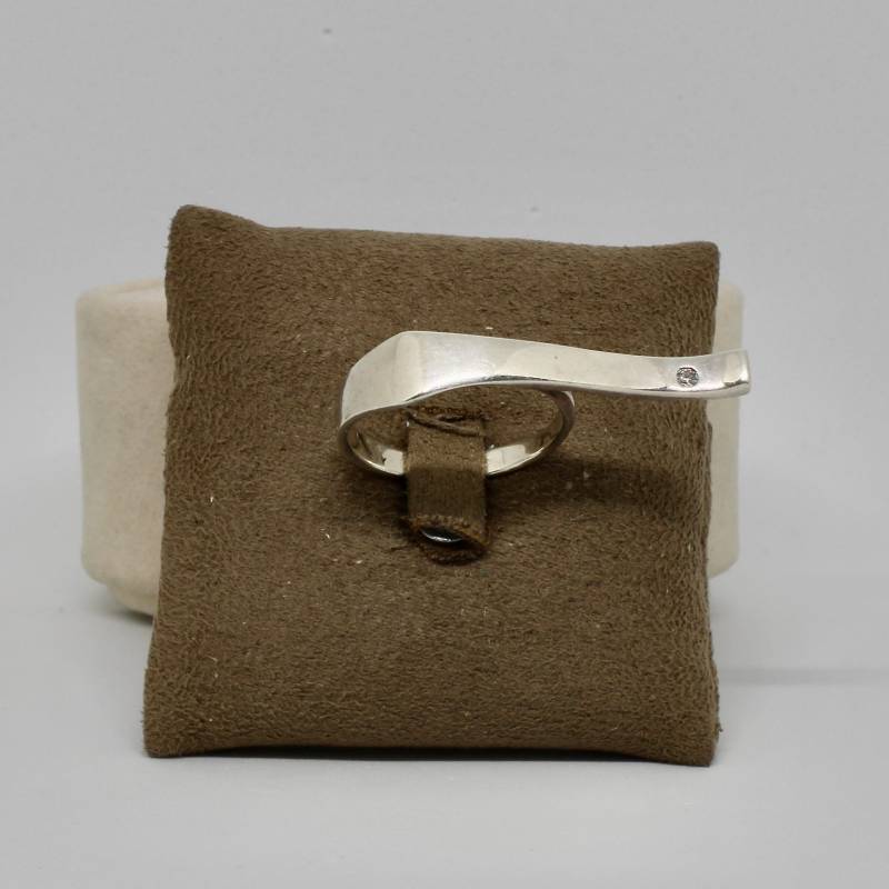 Vintage Ring Glatt Mit Kristall Seitlich Aufliegend Lang Aussergewöhnlich Selten Damenring Wuchtig von schmuckvintage2020