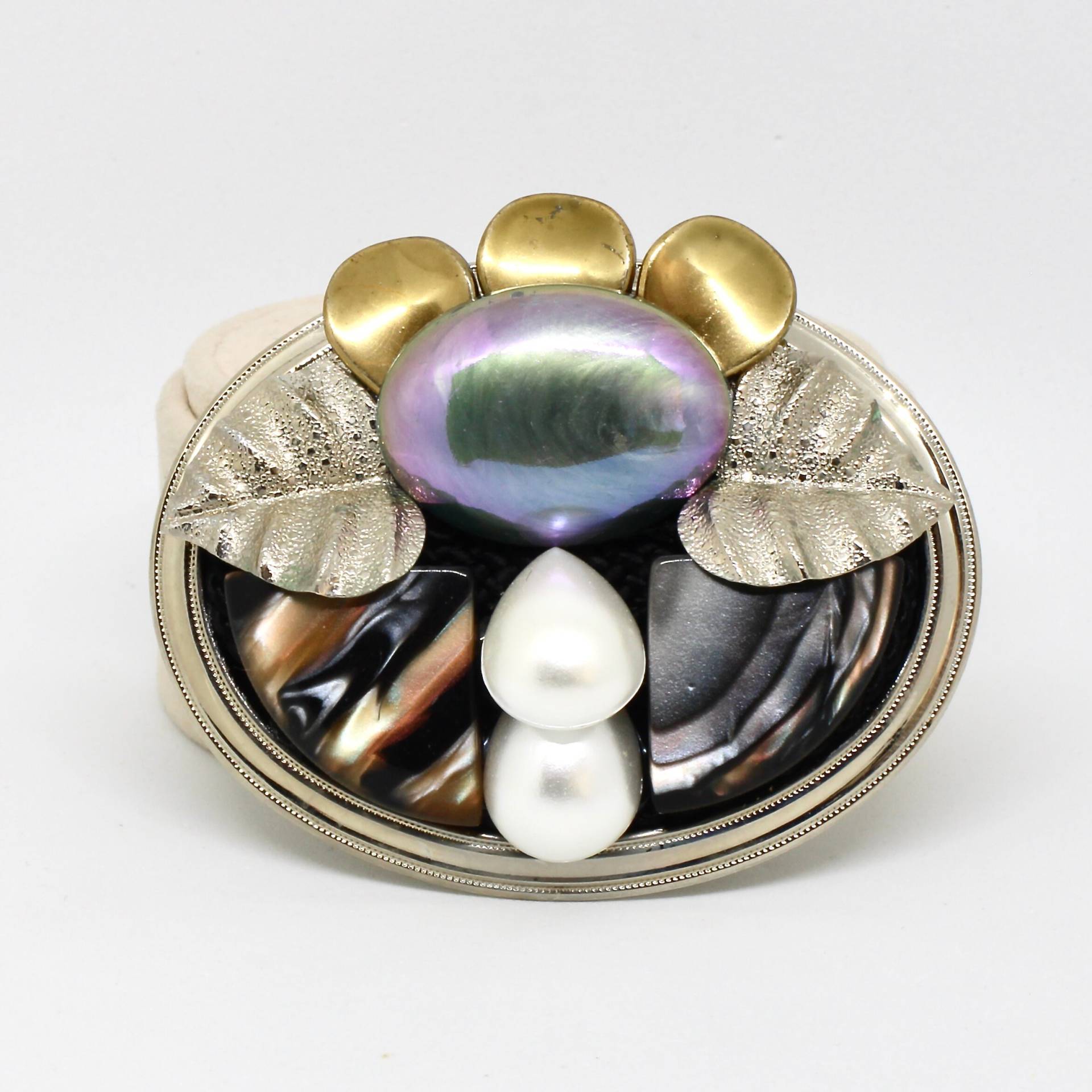 Wuchtige Brosche Anstecknadel Oval Silber Farbe Blatt Und Kunstperlen 80Er Jahre von schmuckvintage2020