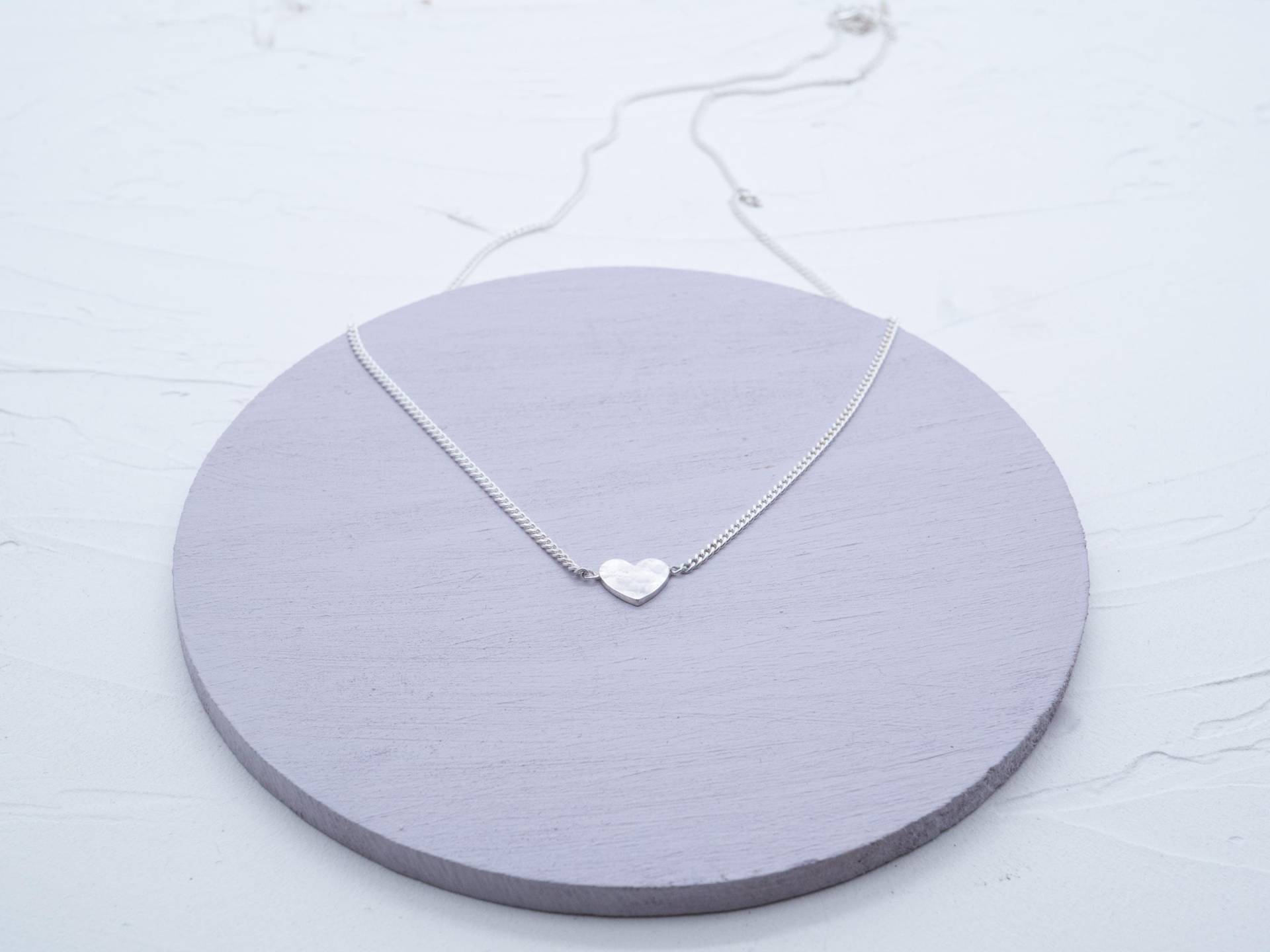 Elegante Handegemachte Silber Halskette Mit Herz Anhänger - Hammerschlag & Mattiert Personalisiert Für Dich von schmuckvonvreni