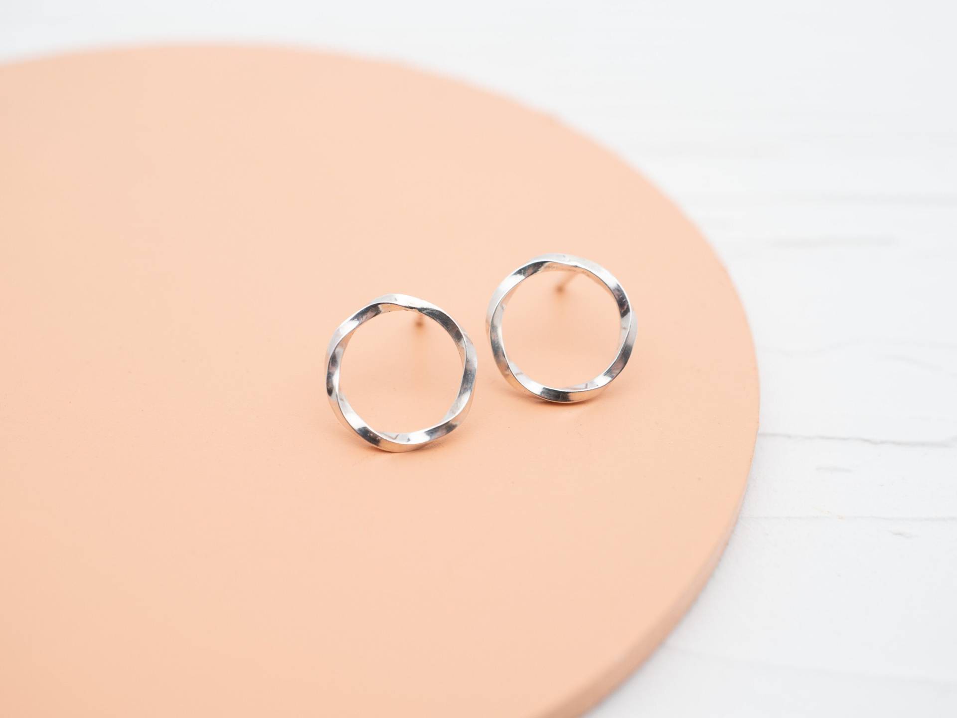 Kreis Ohrstecker Silber - Kleiner Gekordelt Minimalistisch Handmade Kreis Ohrstecker Silber - Kleiner Gekordelt Minimalistisch Handmade von schmuckvonvreni