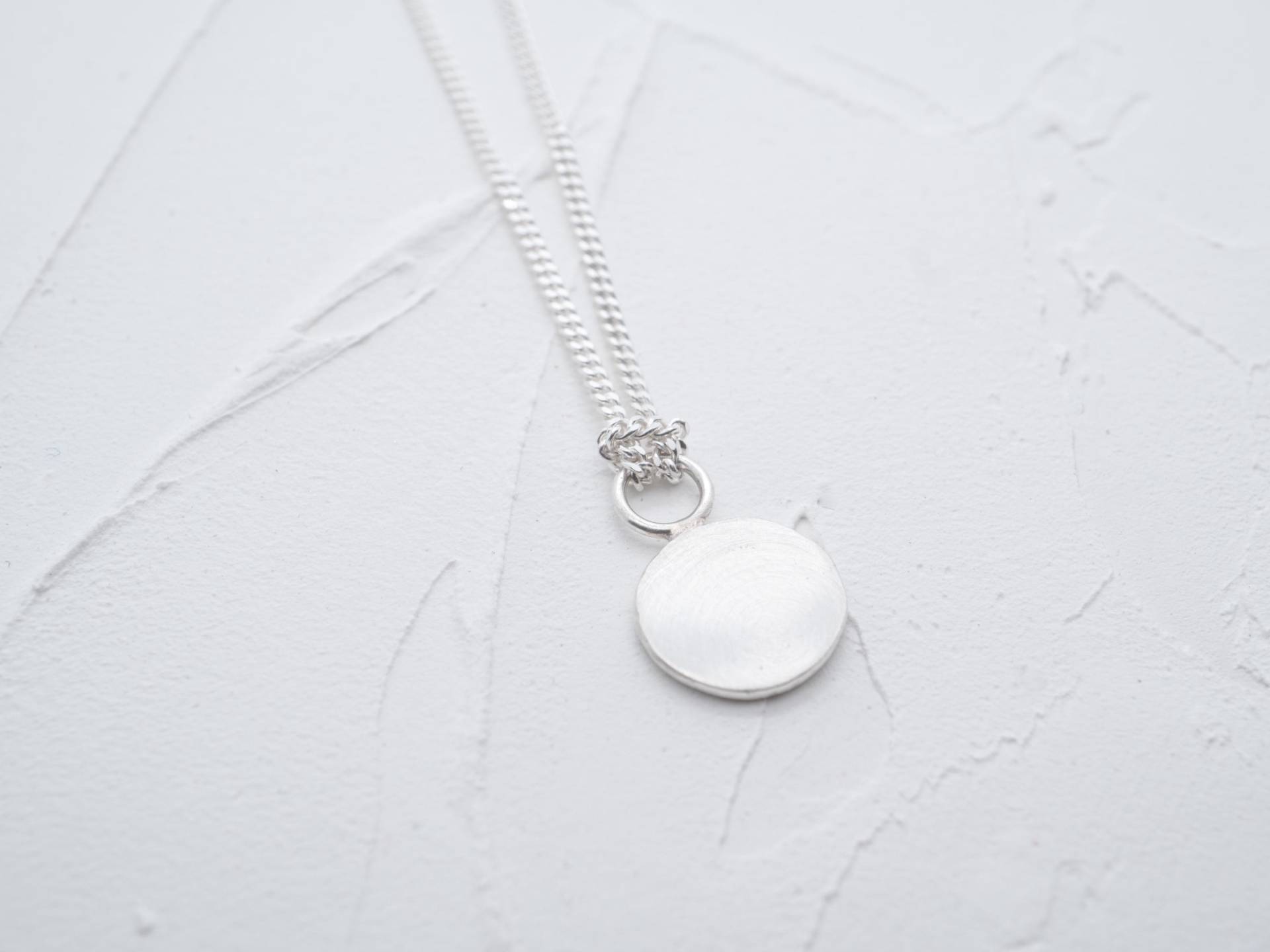 Silber Halskette Mit Unregelmäßigem Kreisanhänger Aus Recyceltem - Nachhaltiger Schmuck Für Männer Und Frauen Silber Halskette Mit Unregelmäßigem Kreisanhänger Aus Recyceltem - Nachhaltiger Schmuck Für Männer Und Frauen von schmuckvonvreni