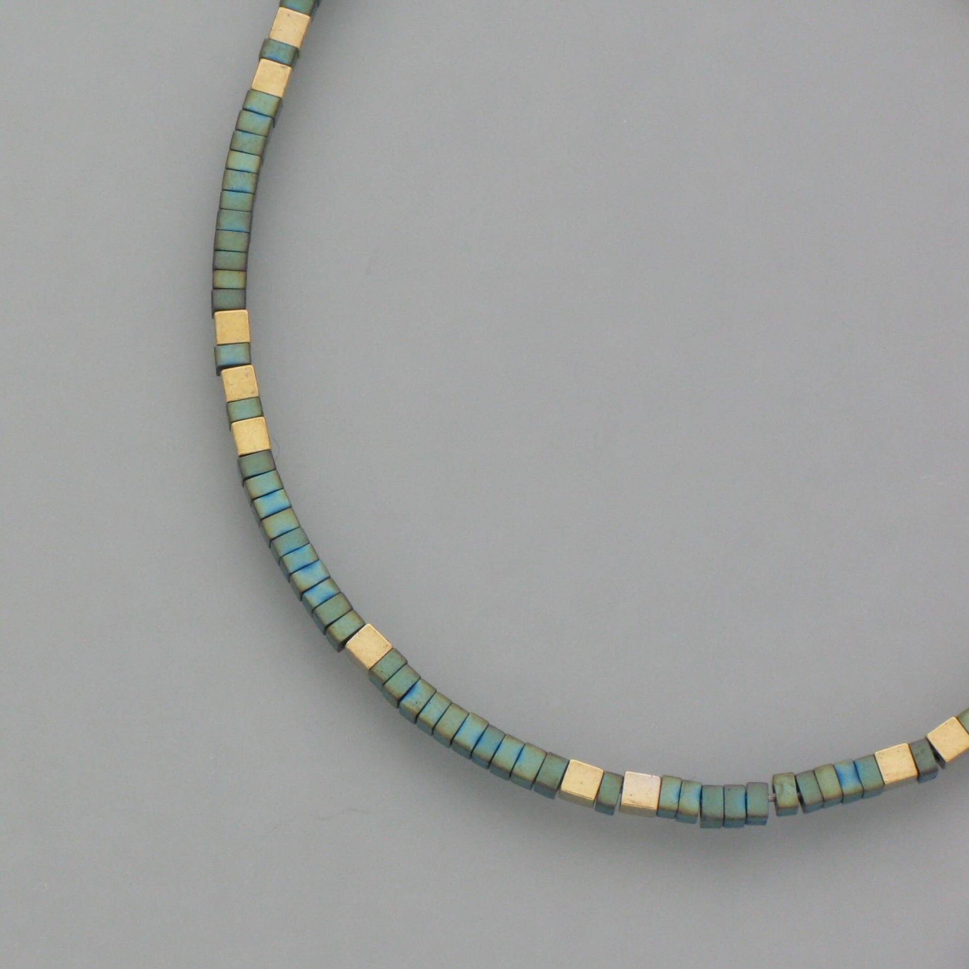 Delicate Bracelet Hematite, Green-Golden von schmuckwerkshop