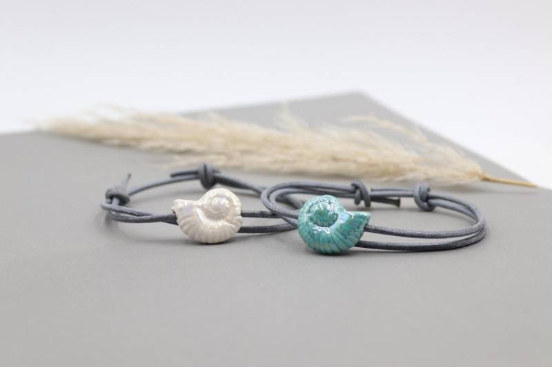 Armband Aus Leder in Grau Mit Ammonit Keramik Türkis Oder Weiß von schmuecklichShop