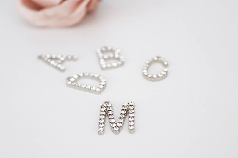 Buchstabe, Initiale in Alt Silberfarben Mit Strass von schmuecklichShop