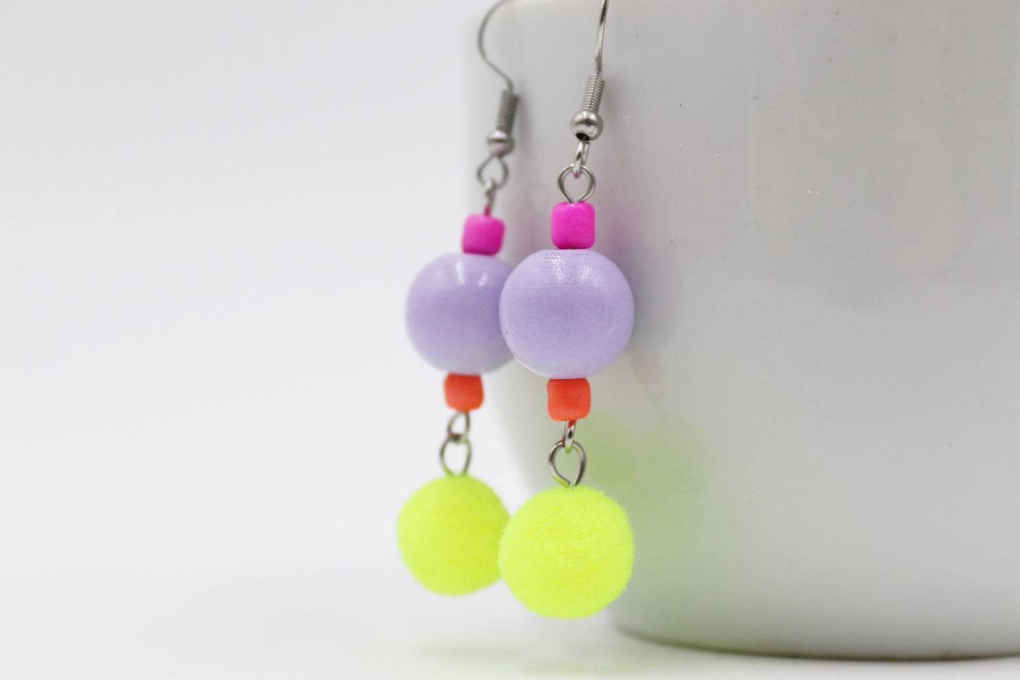 Bunte Hängeohrringe Aus Holz Und Neon - Bommel von schmuecklichShop