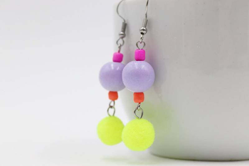 Bunte Hängeohrringe Aus Holz Und Neon - Bommel von schmuecklichShop