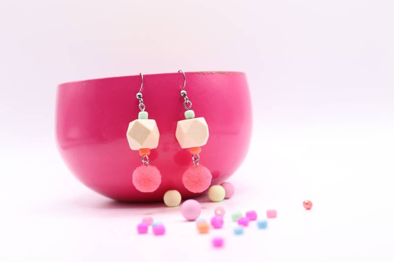 Bunte Hängeohrringe Mit Hexagon Aus Holz Und Bommel von schmuecklichShop