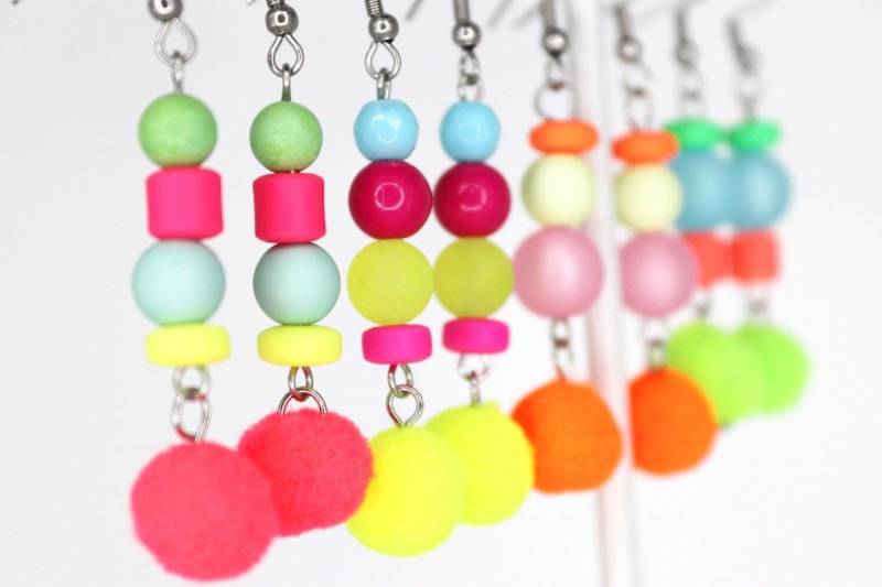 Bunte Hängeohrringe Mit Perlen Und Neon - Bommel von schmuecklichShop