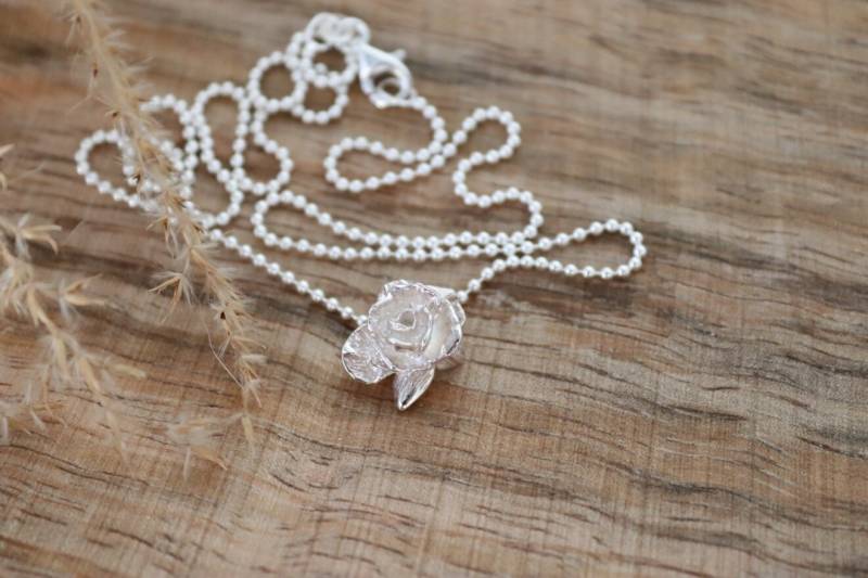 Feine Rose An Einer Kugelkette Aus Echtem Silber von schmuecklichShop