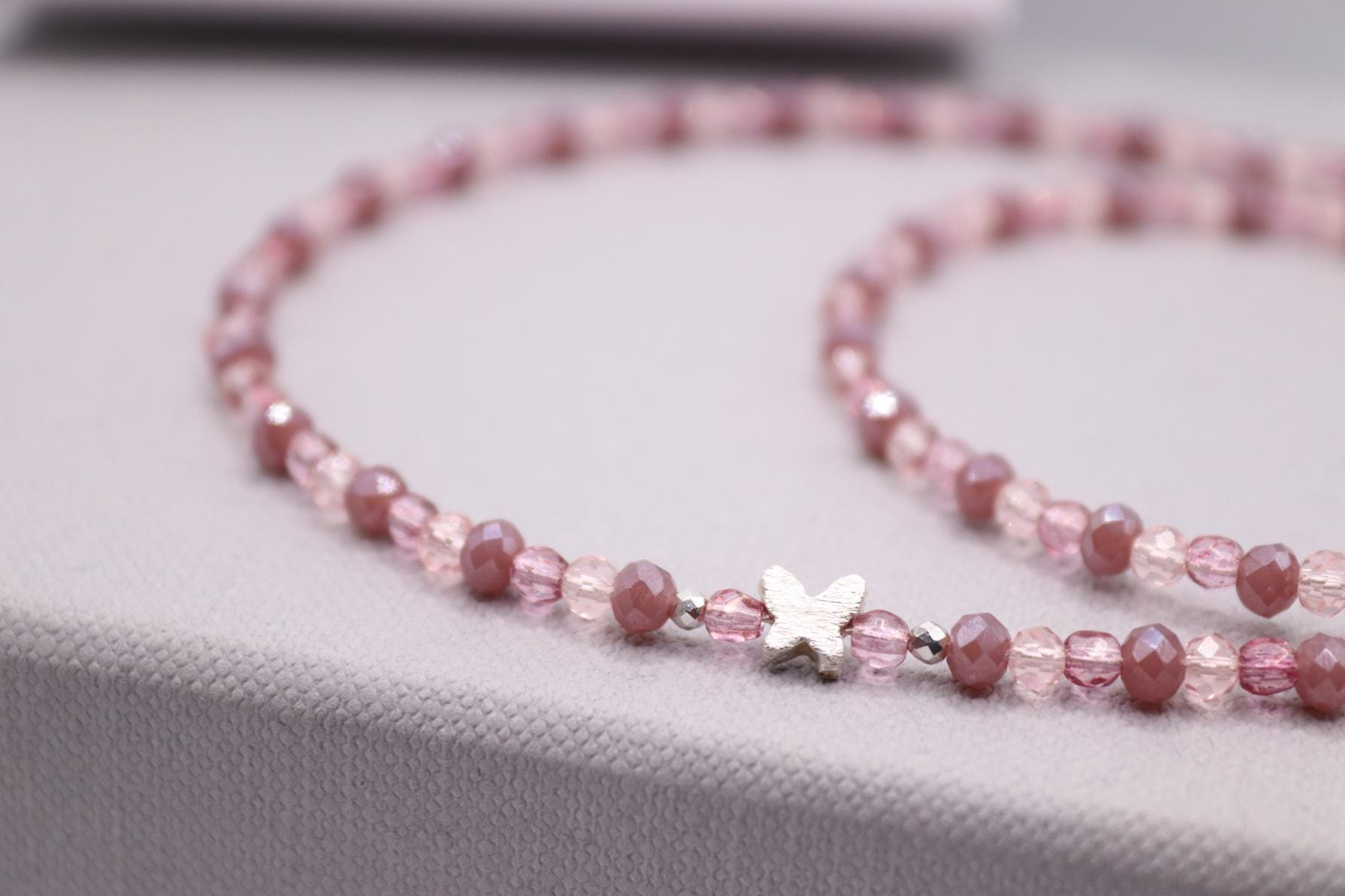 Funkelnde Kette Aus Mini - Glasperlchen in Rosa Und Altrosa Mit Schmetterling von schmuecklichShop