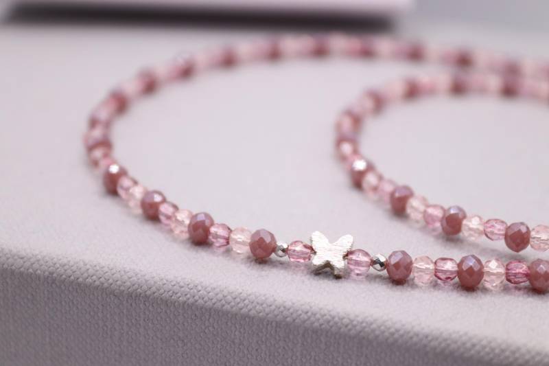 Funkelnde Kette Aus Mini - Glasperlchen in Rosa Und Altrosa Mit Schmetterling von schmuecklichShop